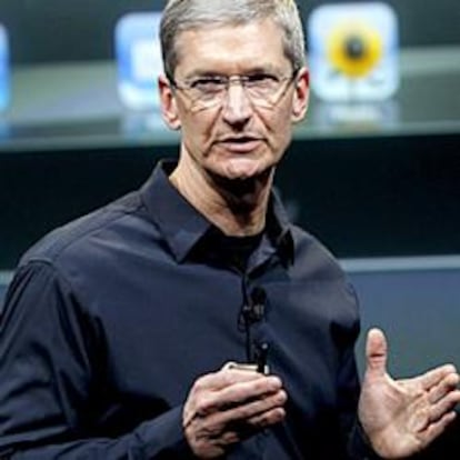 Tim Cook, CEO de Apple, durante la rpesentación del iPhone 4S