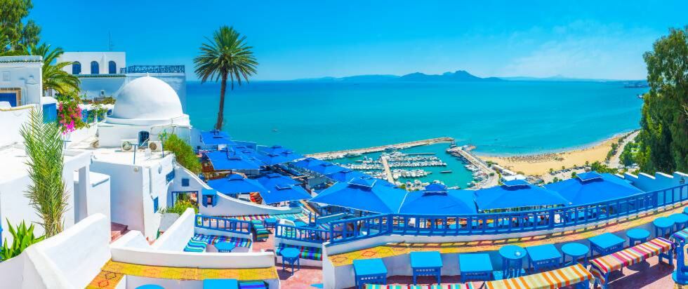 La encantadora localidad costera tunecina de Sidi Bou Said, con el puerto y la playa al fondo.