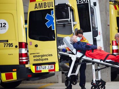 Dos técnicos de emergencias trasladan a un paciente.