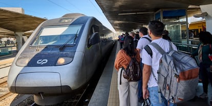 Usuarios de la línea de tren que une Braga con Lisboa se disponen a subir al tren en la estación de Campanha, este viernes en Oporto.