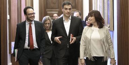 Sánchez, junto a Hernando (i) y Navarro (d) en el Congreso.
