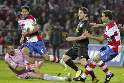 Messi supera por alto a Roberto, portero del Granada, el martes.