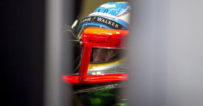 Alonso, metido en su coche, dentro del garaje de McLaren.