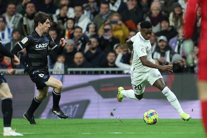 Vinicius en una acción con Aritz Elustondo durante el partido entre el Real Madrid y la Real Sociedad, en el Santiago Bernabéu este domingo.