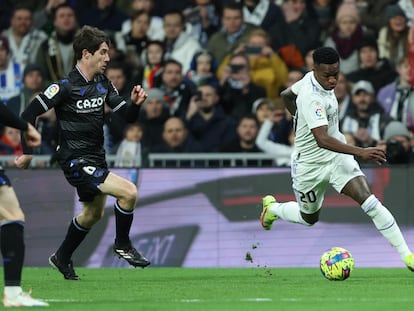 Vinicius en una acción con Aritz Elustondo durante el partido entre el Real Madrid y la Real Sociedad, en el Santiago Bernabéu este domingo.