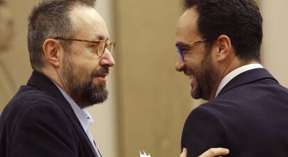 Juan Carlos Girauta y Antonio Hernando, tras la firma del pacto.