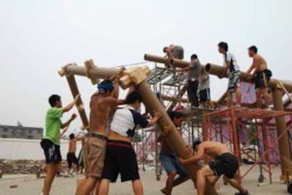 Construção da escola de Hualin (China) com estruturas de cartolina, em 2008