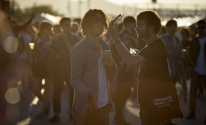 Dos jóvenes se toman una cerveza en el Primavera Sound de Barcelona