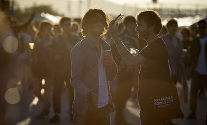 Dos jóvenes se toman una cerveza en el Primavera Sound de Barcelona