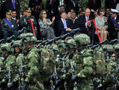 El presidente de Colombia, Juan Manuel Santos (centro), durante el destile militar del 20 de julio. 