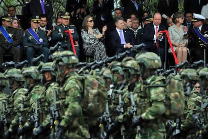 El presidente de Colombia, Juan Manuel Santos (centro), durante el destile militar del 20 de julio. 