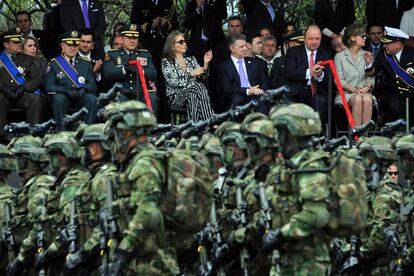 El presidente de Colombia, Juan Manuel Santos (centro), durante el destile militar del 20 de julio. 