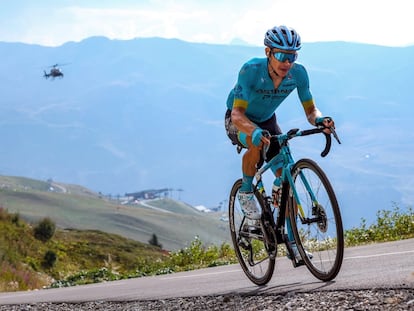 Miguel Ángel 'Superman' López, en la etapa del Tour de 2020 en el col de la Loze, que ganó.