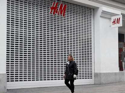 Imagen de una tienda de H&M cerrada durante el confinamiento.