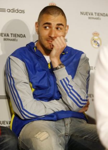 Benzema, ayer en la inauguración de una tienda del Madrid.