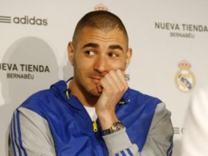 Benzema, ayer en la inauguración de una tienda del Madrid.