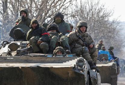 Un convoy blindado de tropas prorrusas durante el conflicto entre Ucrania y Rusia en las afueras de la ciudad de Volnovakha, controlada por los separatistas, en la región de Donetsk, Ucrania.