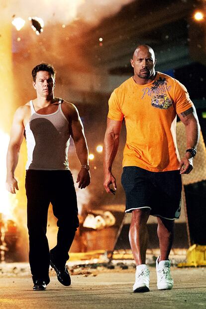 Wahlberg y Johnson, dos tirillas en ‘Dolor y Dinero’.