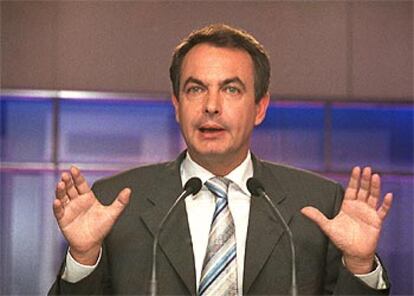El secretario general del PSOE, José Luis Rodríguez Zapatero, ayer, durante la rueda de prensa.