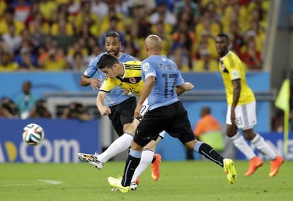 James Rodríguez, en el momento de marcarle a Uruguay