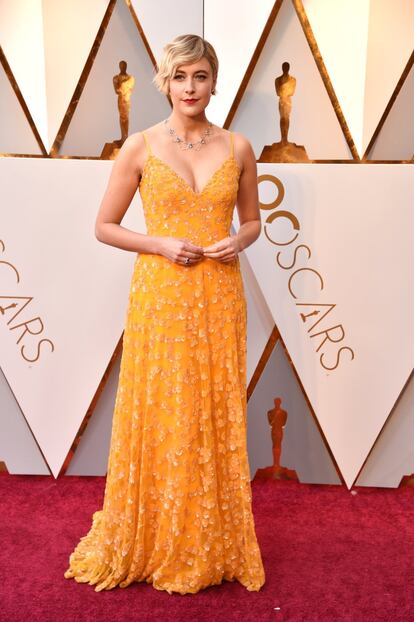 La directora de 'Lady Bird' Greta Gerwig con un Rodarte amarillo de inspiración años noventera.