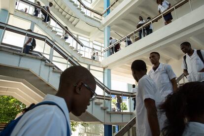 El campus, antigua academia naval, incluye residencia, instalaciones deportivas y una clínica, además de las aulas. En él están matriculados 2.880 alumnos del curso introductorio, primero y segundo de medicina procedentes de 80 países.