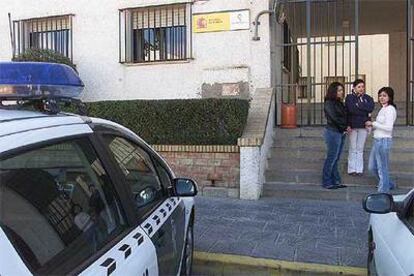 Mujeres de agentes de Almonte, ayer frente al cuartel de la Guardia Civil.