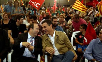 El candidato del PSC, Miquel Iceta, y el secretario general del PSOE, Pedro Sánchez, en un acto en Cornellà de Llobregat (Barcelona) este jueves.