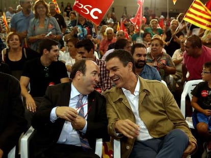 El candidato del PSC, Miquel Iceta, y el secretario general del PSOE, Pedro Sánchez, en un acto en Cornellà de Llobregat (Barcelona) este jueves.