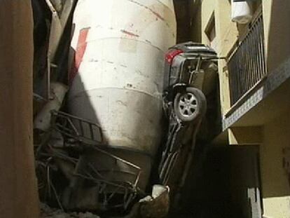 Una hormigonera sin frenos cae calle abajo hasta empotrarse en una casa de Serra (Valencia)