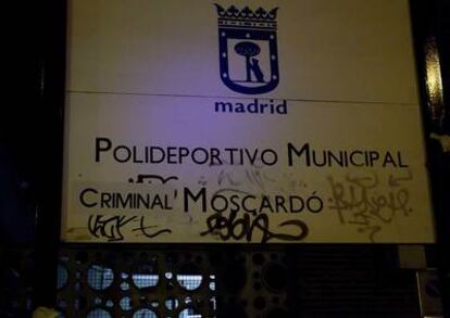 El Polideportivo Municipal Moscardó, rebautizado Criminal Moscardó usando la misma tipografía.