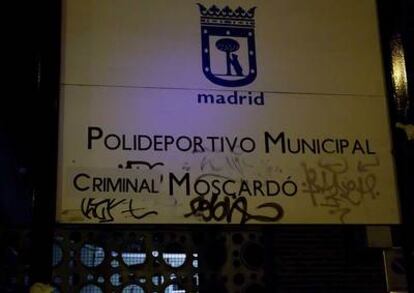 El Polideportivo Municipal Moscardó, rebautizado Criminal Moscardó usando la misma tipografía.