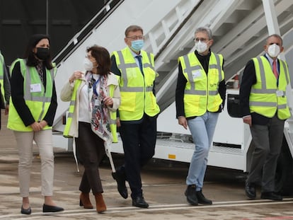 Ximo Puig y Arcadi España, este martres, durante su visita al aeropuerto de Castellón.