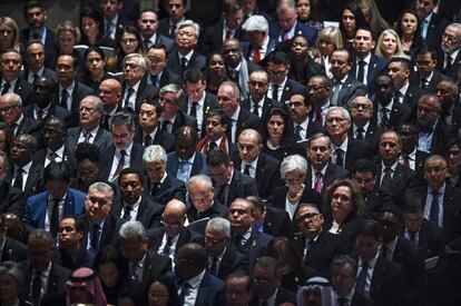 Los invitados escuchan el elogio del expresidente George W. Bush durante el funeral de su padre, en la Catedral Nacional.