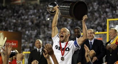 Alessandro levanta el trofeo de campeón.