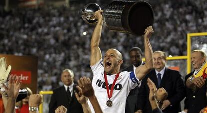 Alessandro levanta el trofeo de campe&oacute;n.