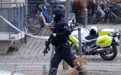 Un policia d'assalt al carrer del lloc del succés a Copenhaguen.