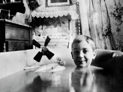 'Lartigue en el baño con su modelo de hidroplaneador' (1904). Con la ayuda de Marie Lartigue.