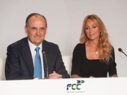 Juan Bejar, consejero delegado de FCC, y Ester Alcocer, presidenta de la compa&ntilde;&iacute;am en la ultima junta de accionistas.