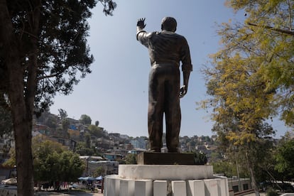 Estatua de Luis Donaldo Colosio sobre la explanada donde se cometió el atentado, el 23 de marzo de 1994.