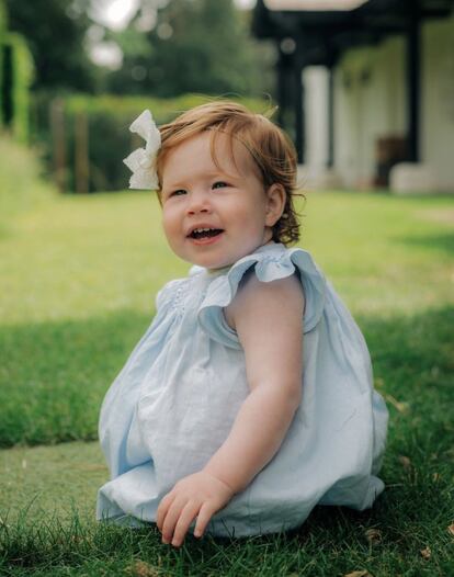 Enrique de Inglaterra y Meghan Markle han compartido por primera vez el retrato de su hija Lilibet. En la imagen, aparece la pequeña sonriendo durante el pícnic que sus padres organizaron para celebrar su cumpleaños en Frogmore Cottage, su casa en el Reino Unido, muy cerca del castillo de Windsor. El retrato fue tomado por Misan Harriman, un amigo de la pareja, durante la fiesta de cumpleaños que organizaron el sábado 4 de junio, y en la que estuvieron presentes la familia y amigos, según ha informado un portavoz de los duques de Sussex.