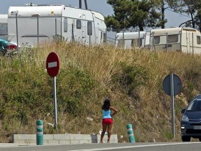 Una prostituta en la N-II a su paso por Tordera (Maresme).