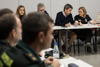 El presidente de la Generalitat Valenciana, Carlos Mazn (segundo por la derecha), este mircoles durante la reunin del Cecopi en la sede del SEM de Valencia.