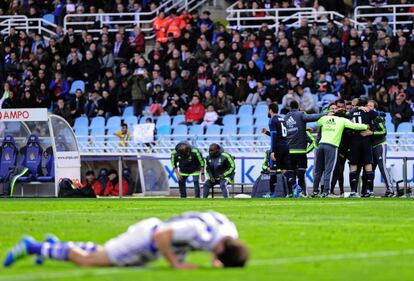 Los jugadores del Real Madrid celebran el gol de Gareth Bale.