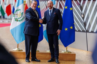 El presidente de Guatemala, Bernardo Arévalo, y el presidente del Consejo Europeo, Charles Michel, este martes en Bruselas.