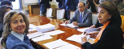 Consuelo Madrigal, a la izquierda, en una reunión con la fiscal delegada para la protección de las Víctimas de Delitos, en 2008.