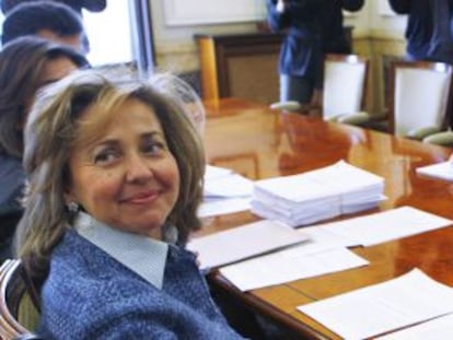 Consuelo Madrigal, a la izquierda, en una reunión con la fiscal delegada para la protección de las Víctimas de Delitos, en 2008. 