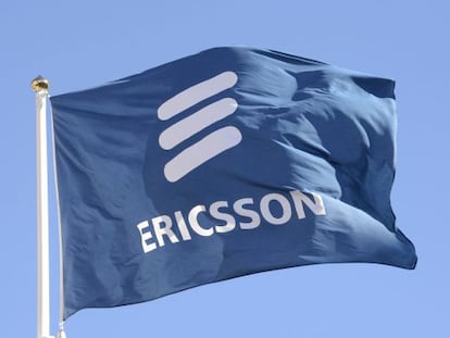 Bandera con el logotipo de Ericsson.