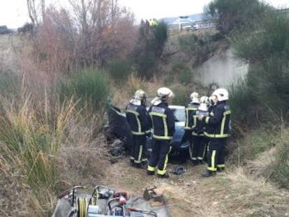 Bomberos en lugar del accidente donde murieron los dos ocupantes.