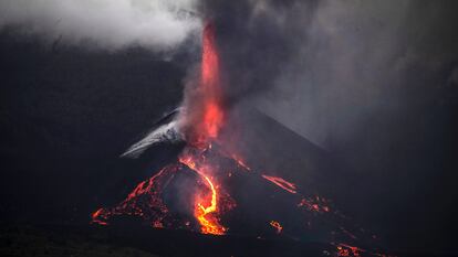 El volcán de Cumbre Vieja, la Palma, en la tarde del lunes.
